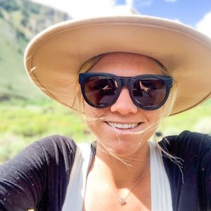 Meet your Posher, Hallie